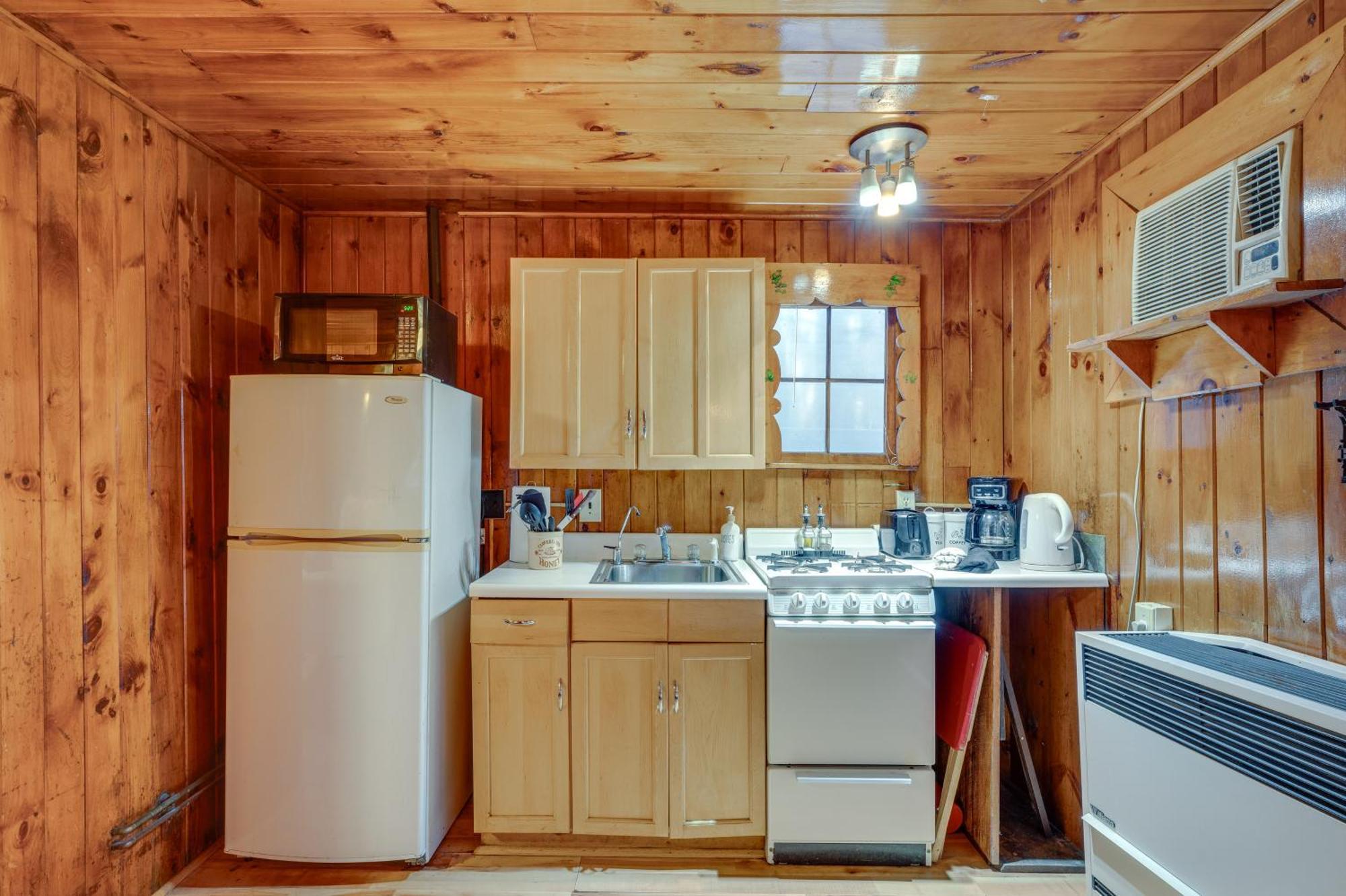 Cozy Laconia Studio With Pool Access - 2 Mi To Lake! Apartment Exterior photo